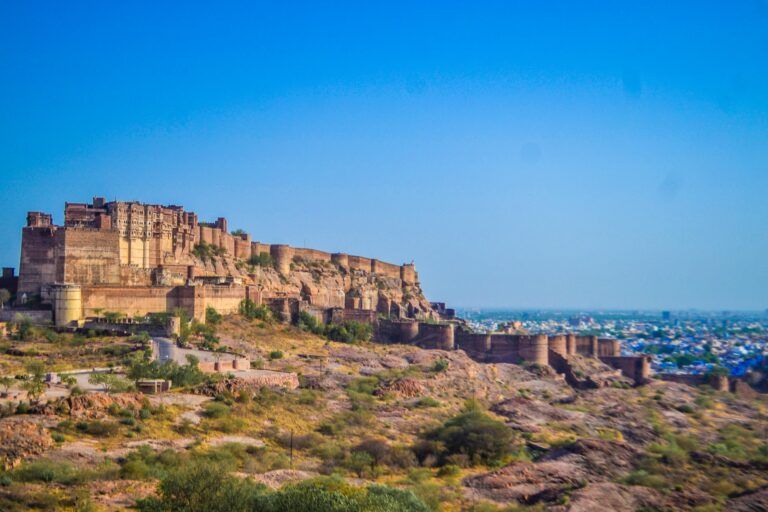 fuerte de mehrangarh en jodhpur, india visto desde la distancia, ciudad de fondo - weroad