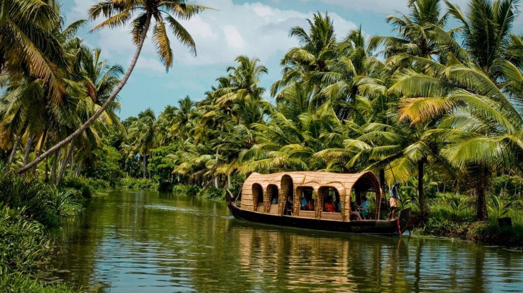 barquito navegando por un rio, arboles y vegetación alrededor en kerala, india - weroad