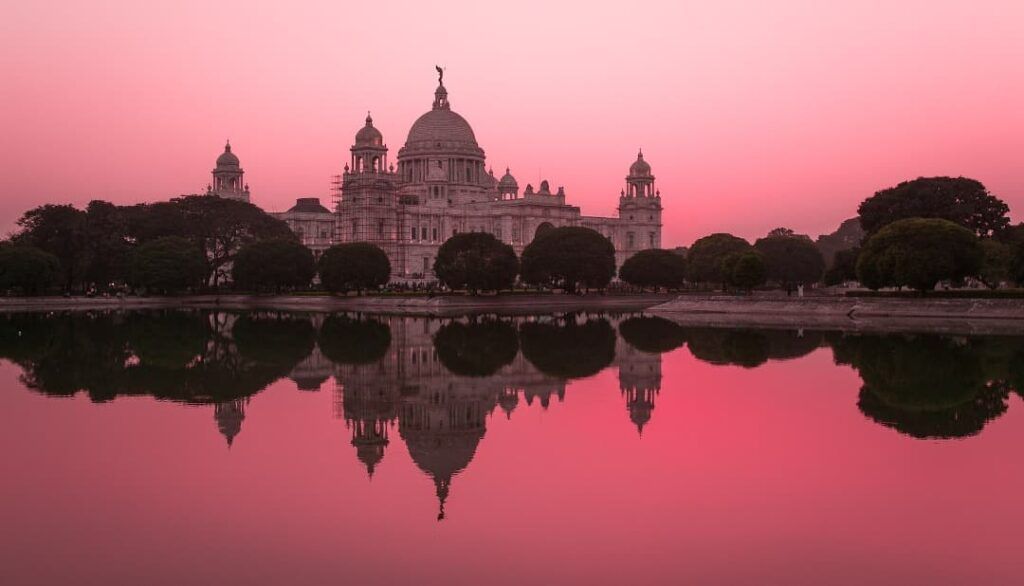 edificio en kolkata, una de las cosas que ver en india, cielo rosa detrás - weroad