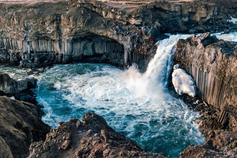 cascada dea aldeyjarfoss en islandia, formaciones rocosas y agua en la que cae - weroad