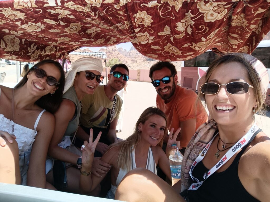 selfie de grupo de viajeros weroad en una camioneta mentras recorren jordania