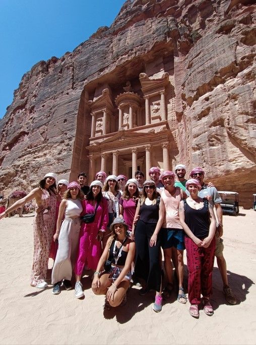 grupo de viajeros weroad delante del tesoro de petra en jordania, destino ideal para vacaciones de semana santa