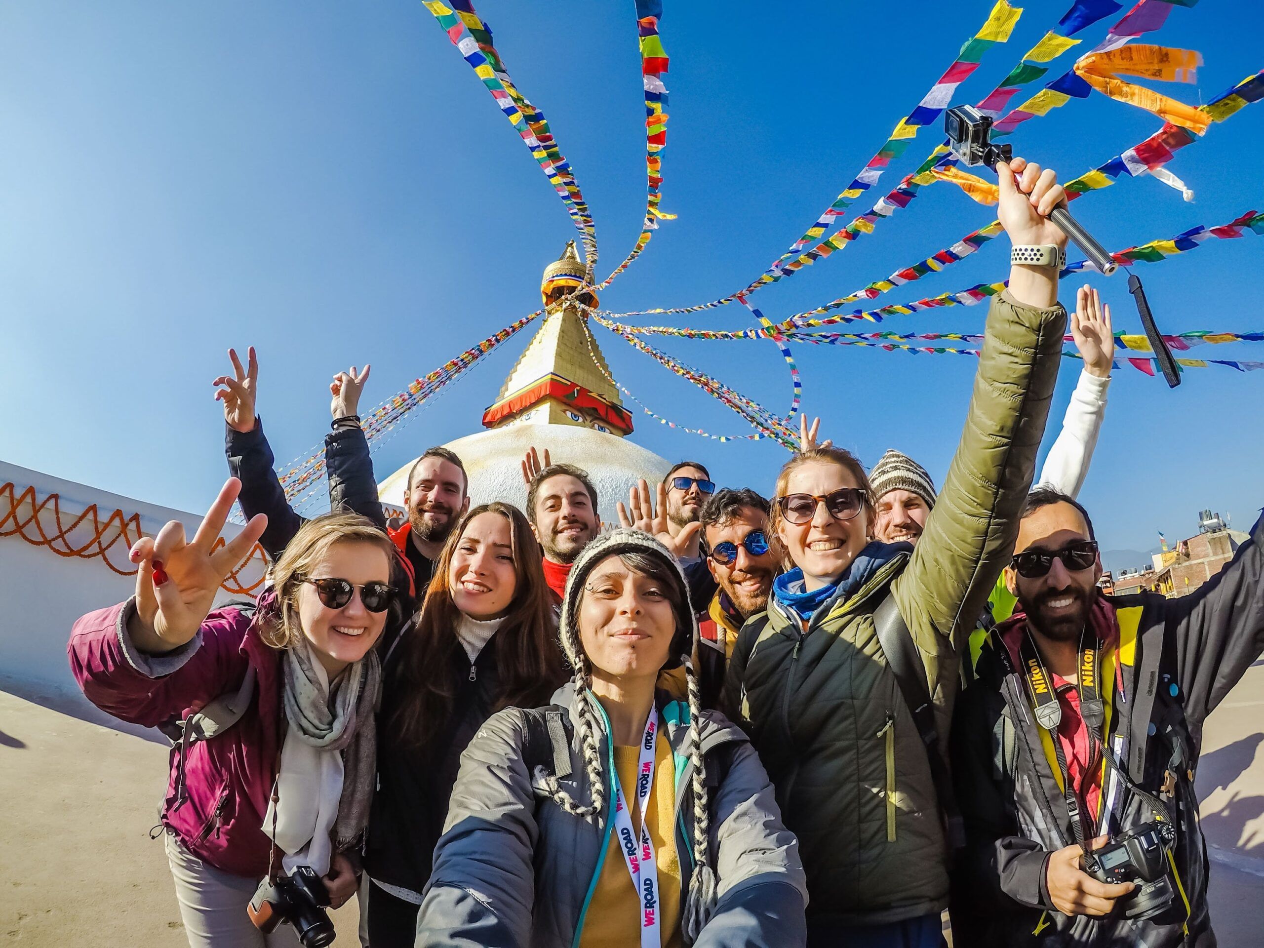 selfie de viajeros weroad en el templo boudhanath stupa en katmandú, nepal