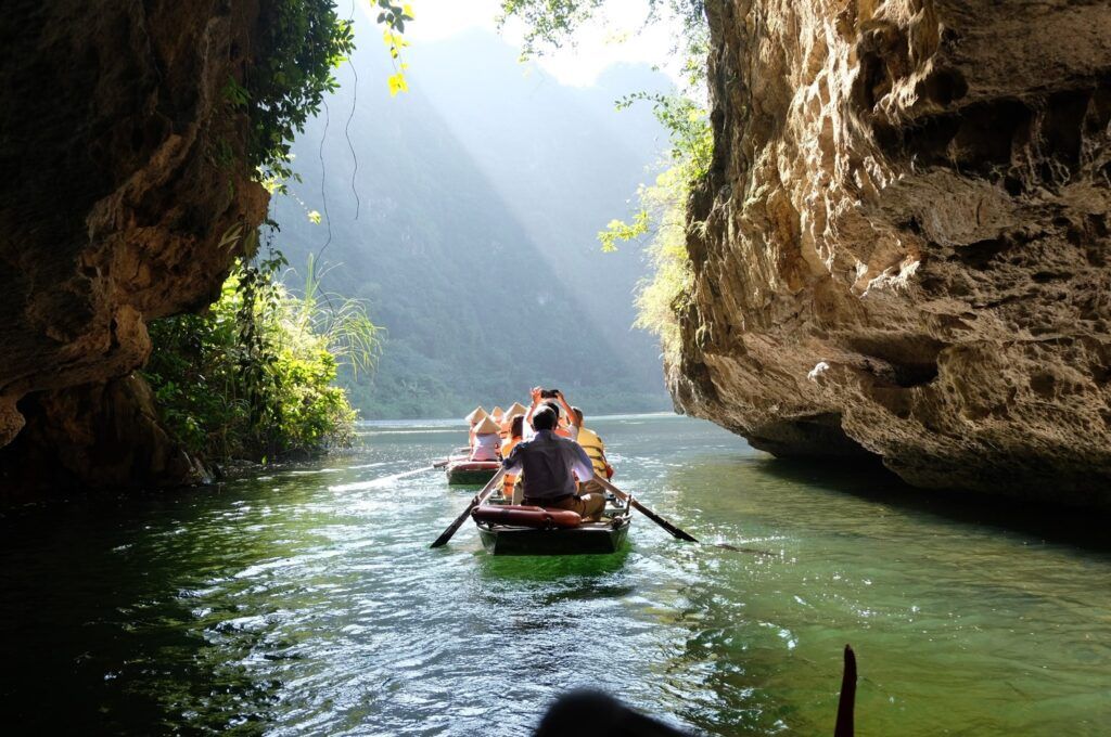 barquitos de remos con viajeros de weroad saliendo de una gruta en mua, vietnam