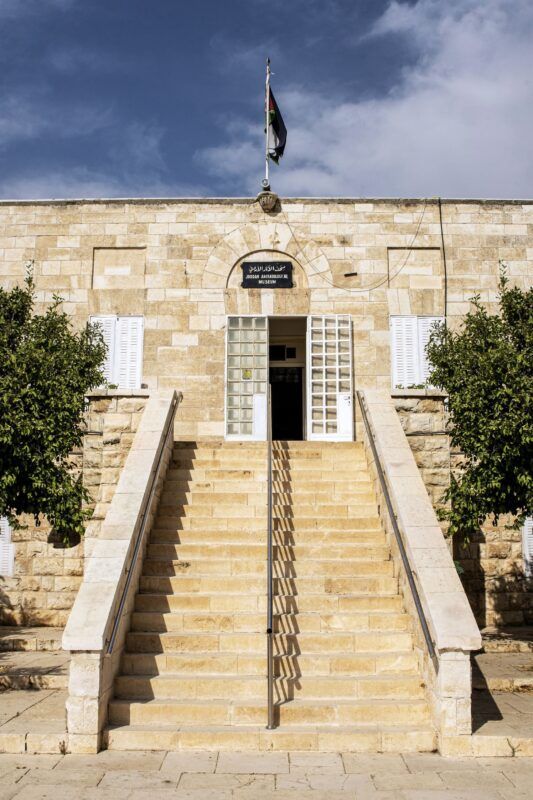 entrada del edificio del museo arqueologico jordano - weroad