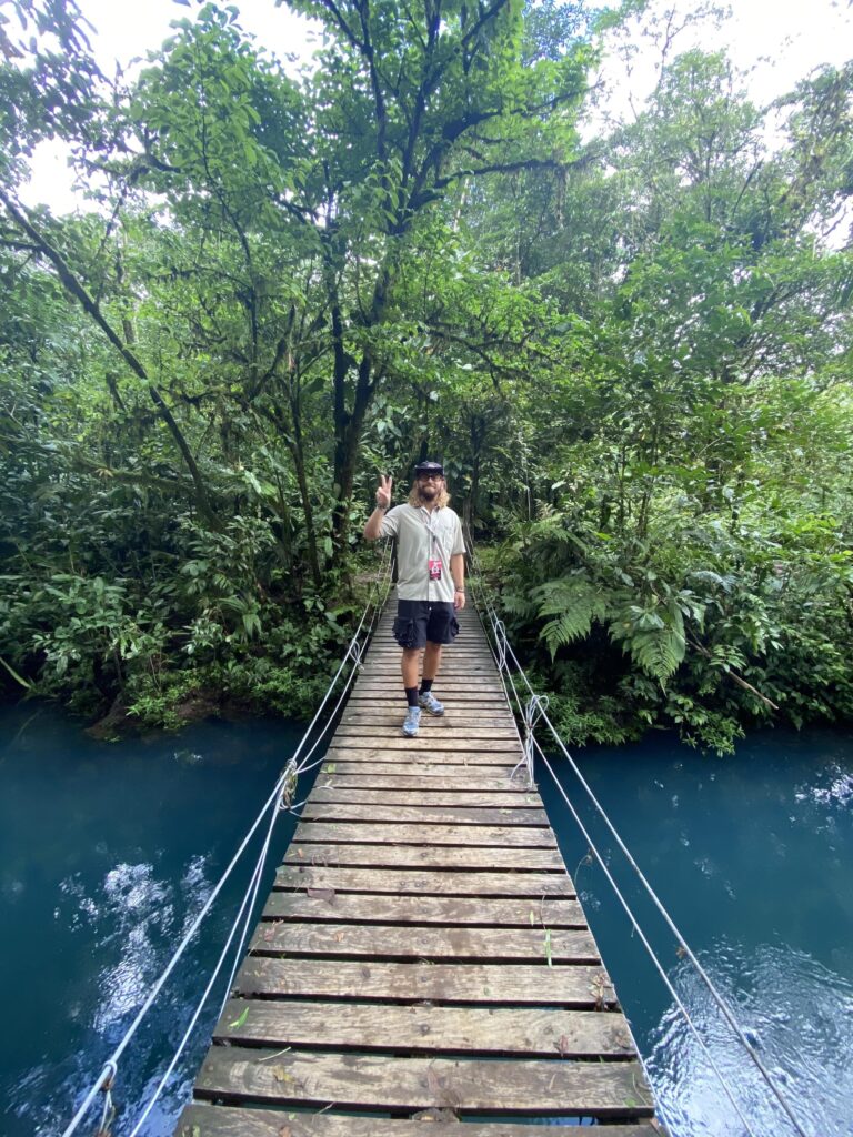 tour leader de weroad en el puente de rio celeste