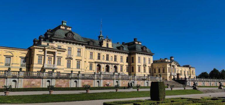 vista del exterior del palacio de drottningholm, delante sus jardines - weroad