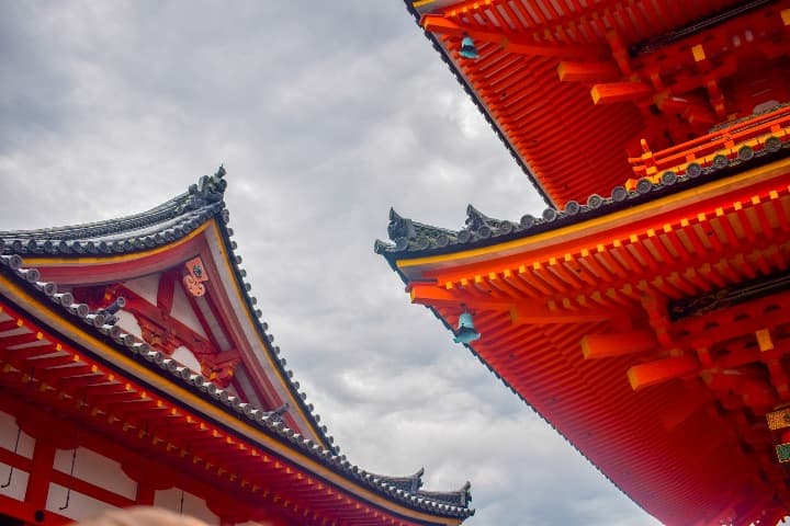 techo rojo del palacio imperial, edificio que ver en tokio - weroad