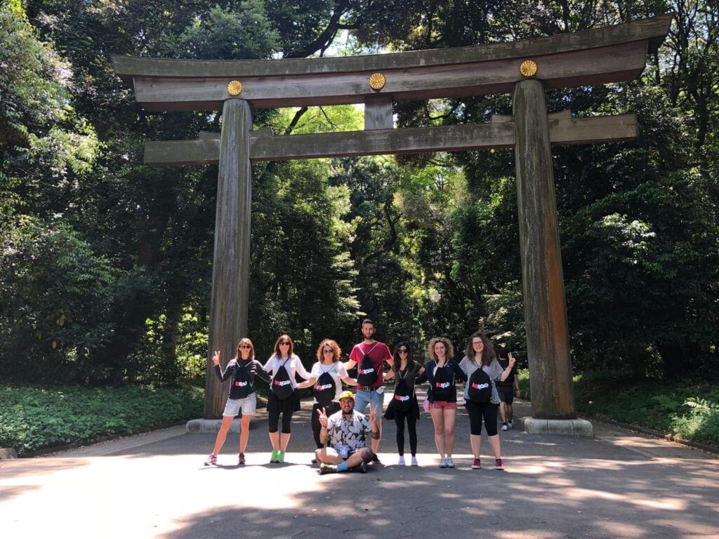 grupo de viajeros de weroad delante del santuario de Meiji Jingu Nino Torii en tokio, japón