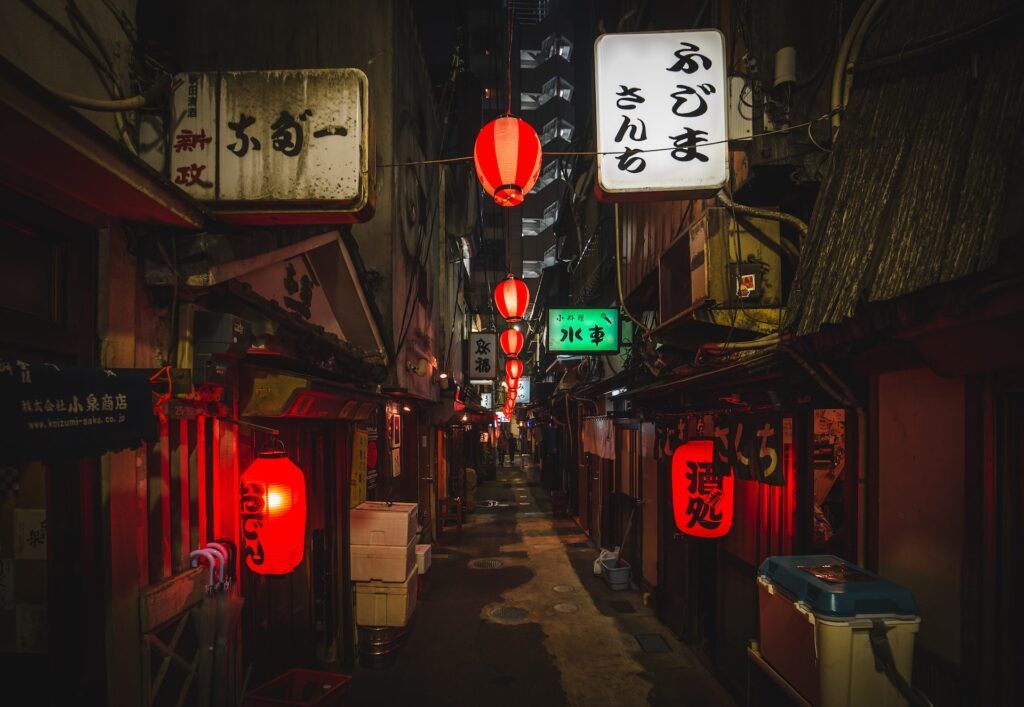 calles de tokio con estetica tradicional, lámparas rojas - weroad