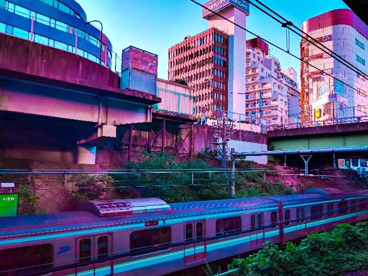 tren pasando entre edificios en tokio - weroad