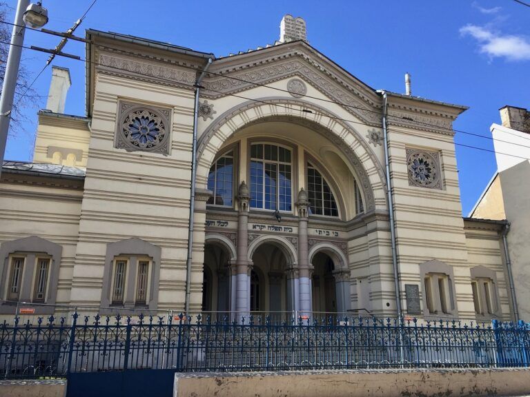 sinagoga de vilna, edificio a rayas blancas y grises - weroad