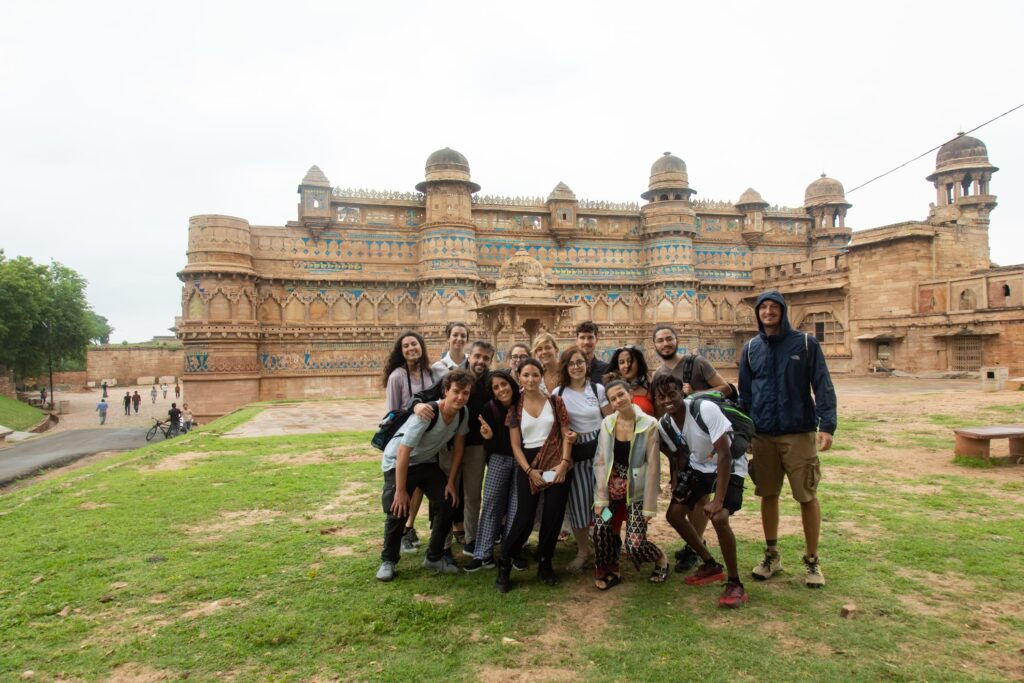 grupo de viajeros weroad delante del fuerte de gwalior en india, destino que visitar en los festivos 2023