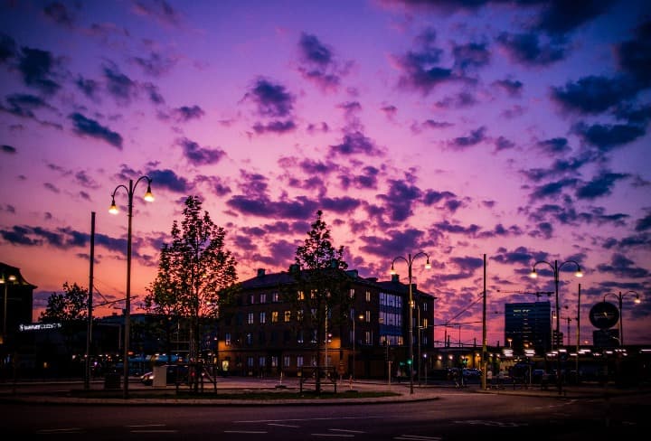 edificio en gotemburgo, ciudad que ver en suecia, cielo lila con nubes - weroad