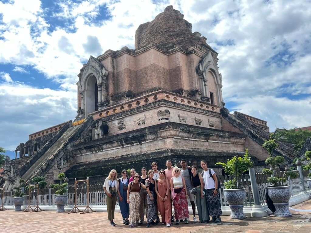grupo de viajeros weroad posando delante de un templo en tailandia, destino donde viajar en enero con calor