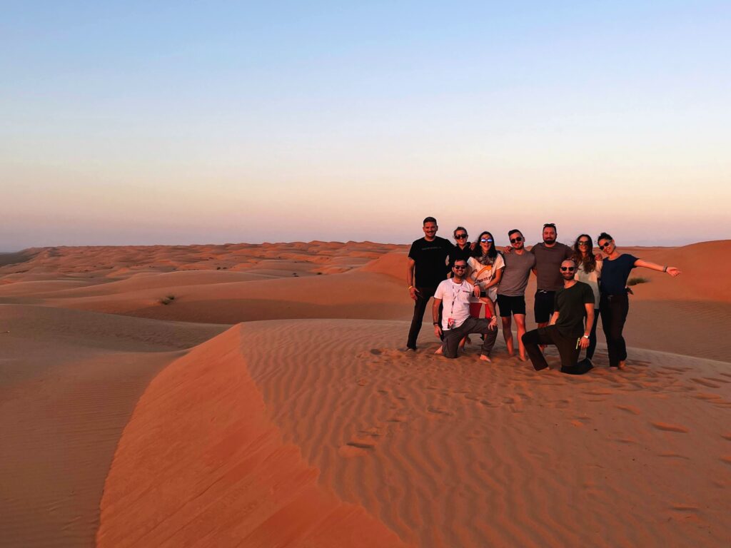 grupo de viajeros weroad en el desierto de oman