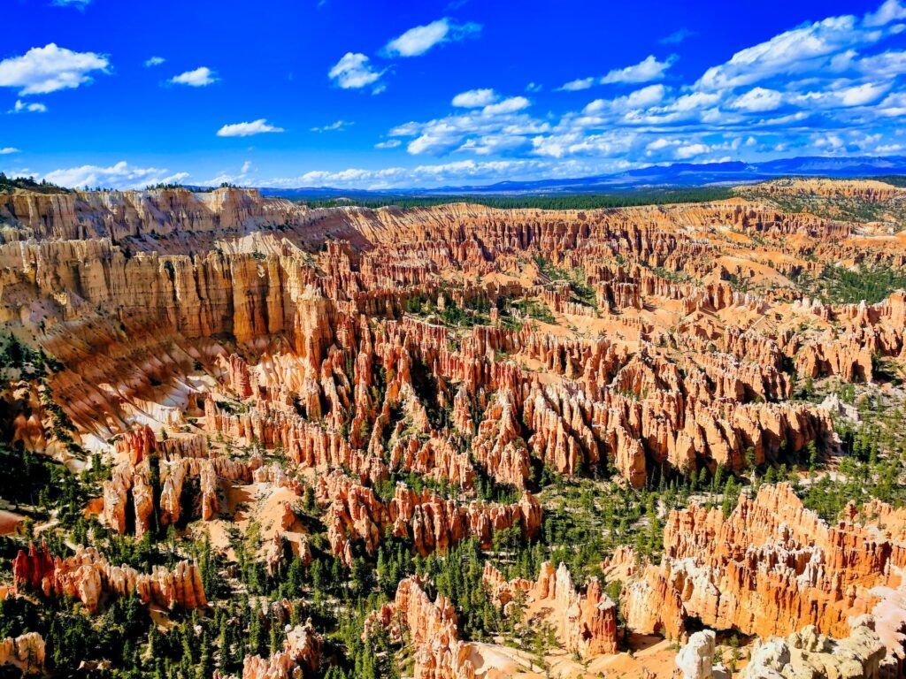 Las rocas rojas erosionadas por el tiempo crean un paisaje único en el Bryce Canyon