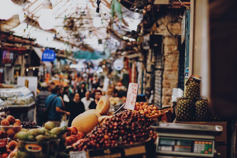 frutas y verduras en primer plano en el mercado de mahane yehuda, algo que ver en jerusalén - weroad