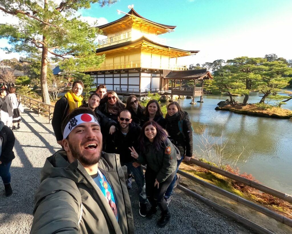 selfie de grupo weroad con detrás el templo kinkakuji