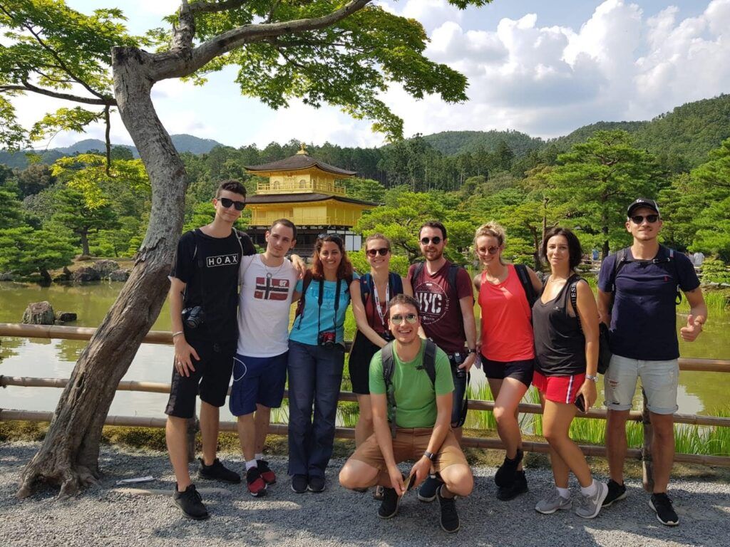 grupo de viajeros weroad delante del templo dorado 