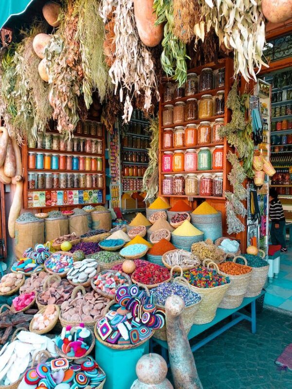 cestas con especias y souvenirs coloridos en marrakech - weroad