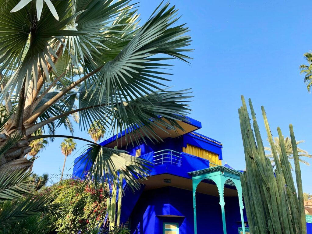 edifico azul y amarillo en los jardines majorelle, algo que ver en marrakech - weroad