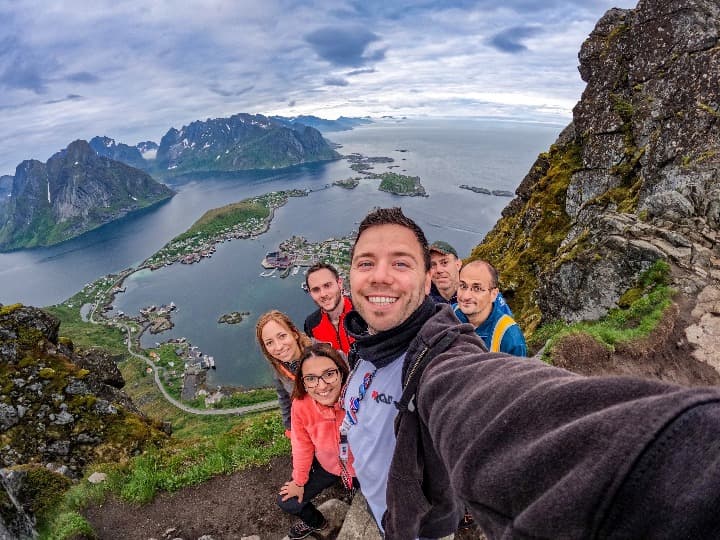 selfie de grupo de viajeros weroad con detrás fiordos, algo que ver en noruega