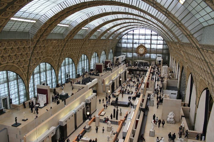 interior del musée d’orsay, techo con cristales y reloj al fondo - weroad