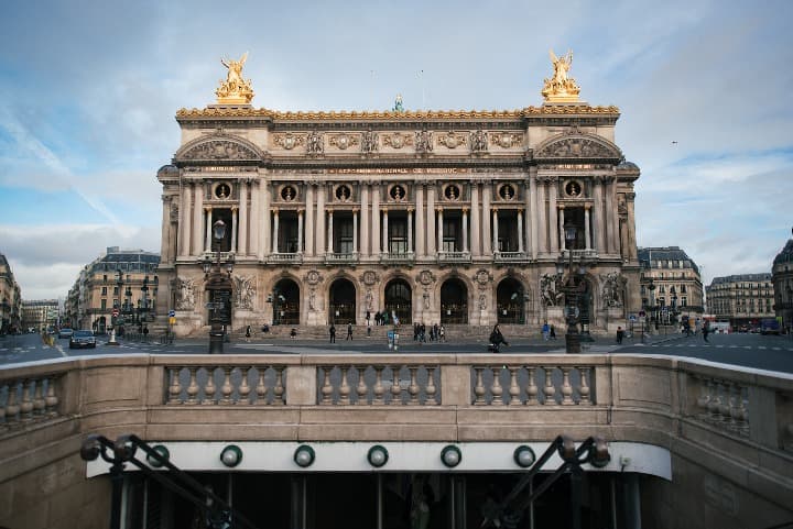 edificio de la opera garnier en paris retratado desde la salida del metro - weroad