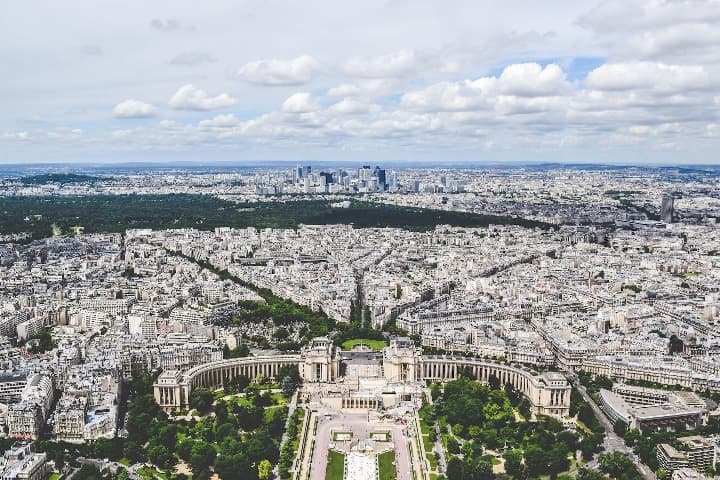 vista aerea de plaza de trocadero y resto de la ciudad de paris - weroad