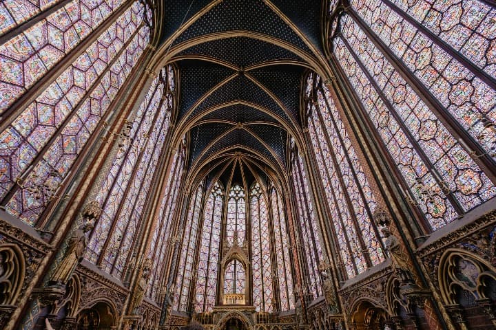 interior de la sainte chapelle de paris, cristales de colores y arcos de la iglesia - weroad