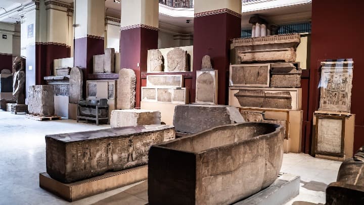 sarcofagos y otros repertos en el interior del museo egipcio de el cairo - weroad