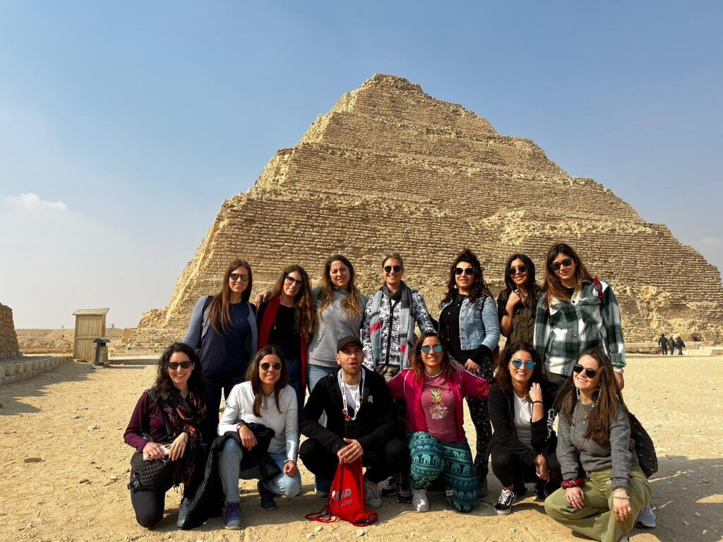 grupo de viajeros weroad delante de la piramide de keops, algo que ver en el cairo