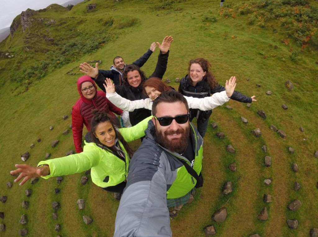 selfie de viajeros weroad en una colina en la isla de skye, algo que ver en escocia