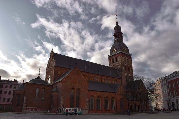 catedral de riga con su campanario - weroad