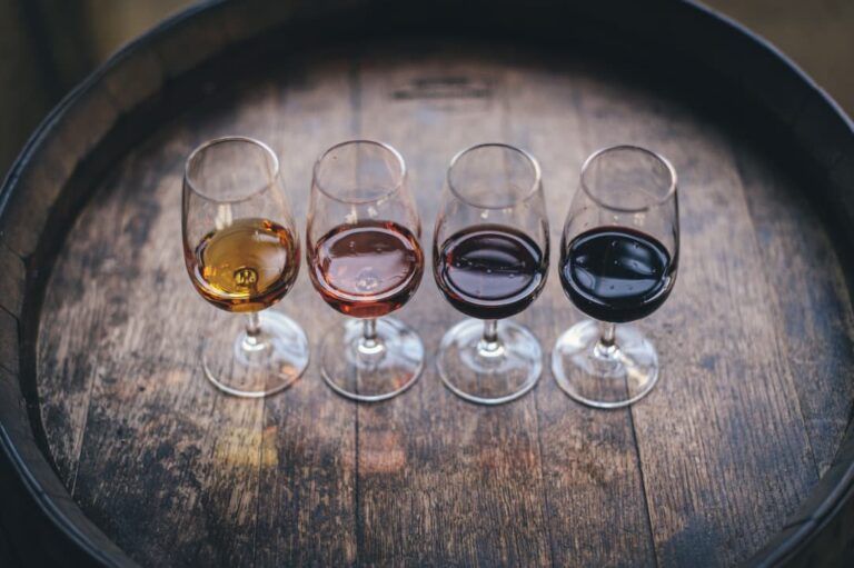 cuatro vasos de vino oporto a apoyados a un barril - weroad