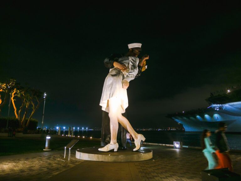 unconditional surrender instalación que reproduce el beso entre un marinero y una enfermera en marina district en san diego - weroad