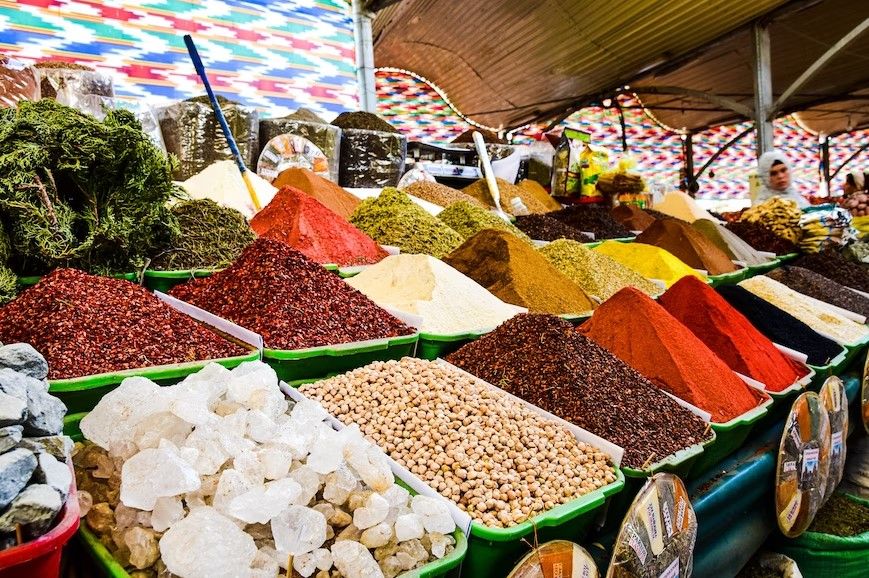 especias y otros productos en paradas del bazar de andijan, en el valle de Fergana - weroad