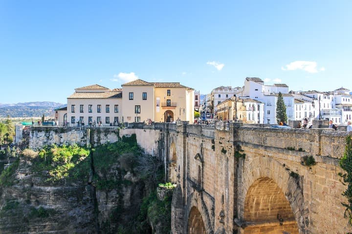 puente y edificios en ronda, una ciudad que ver en andalucia - weroad