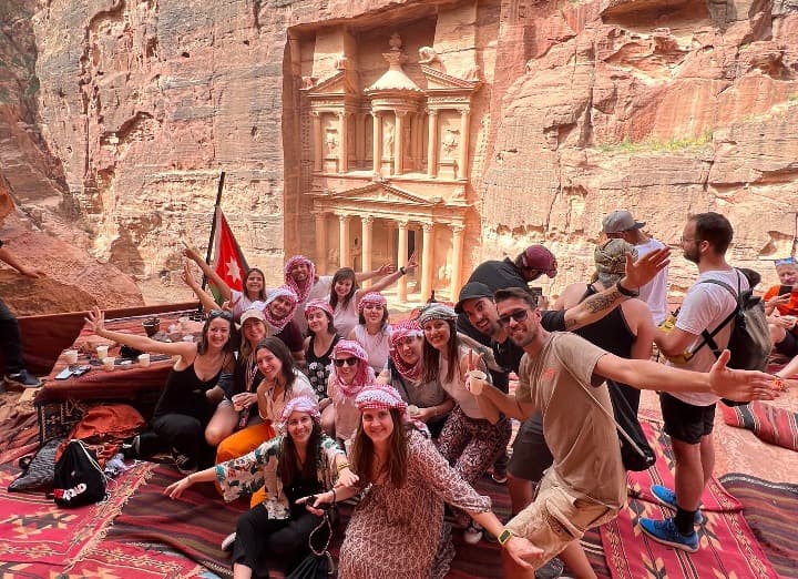 grupo de viajeros de weroad delante del tesoro de petra, algo que ver en jordania - weroad
