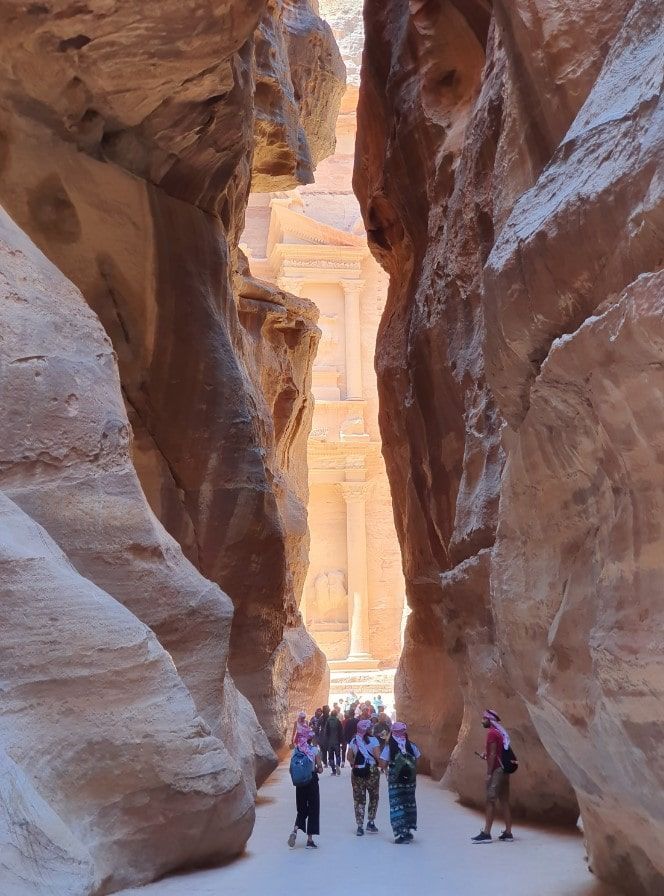 siq jordano, al fondo se ve edificio del tesoro, viajeros caminando - weroad