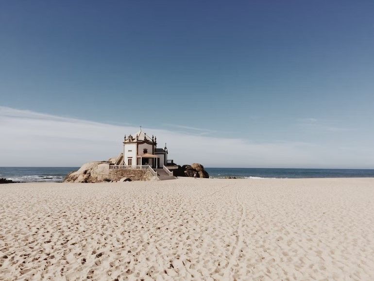 casa en medio de la playa de oporto, en portugal - weroad