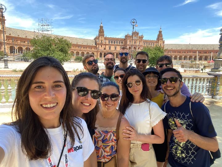 grupo de viajeros weroad haciendo un selfie en plaza españa, en sevilla, destino perfecto para viajar solo