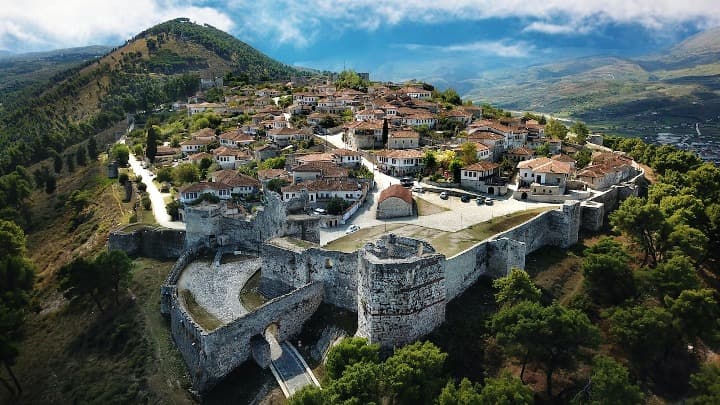 berat, ciudad antigua encima de un promontorio rodeado de verde, algo que ver en albania - weroad
