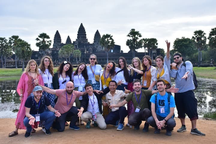 grupo de viajeros weroad posando delante de angjkor wat, algo que ver en camboya