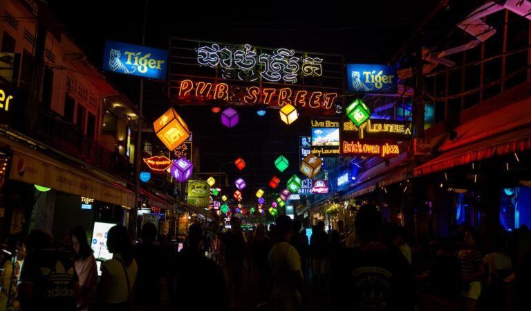 luces de neon y gente en las calles de siem reap - weroad