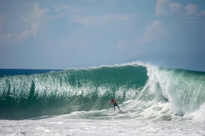 chico haciendo surf entre las olas en playa zircatela, en méxico - weroad