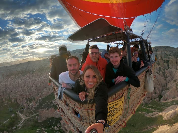 selfie viajeros weroad encima de un globo aerostático durante un amanecer, algo que ver en capadocia