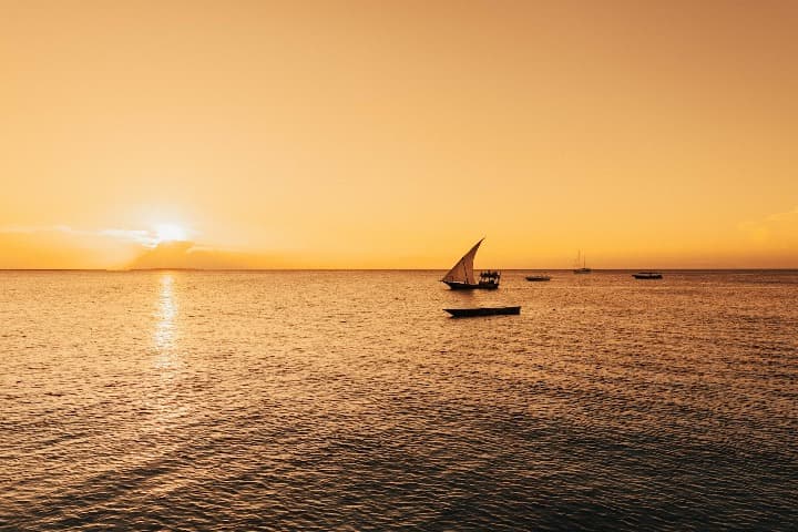 con puesta del sol y barco típico de la isla - weroad