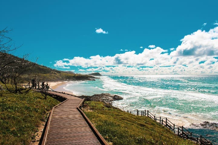 playa y sendero cerca, cielo lleno d enubes en la isla fraser, algo que ver en ausralia - weroad